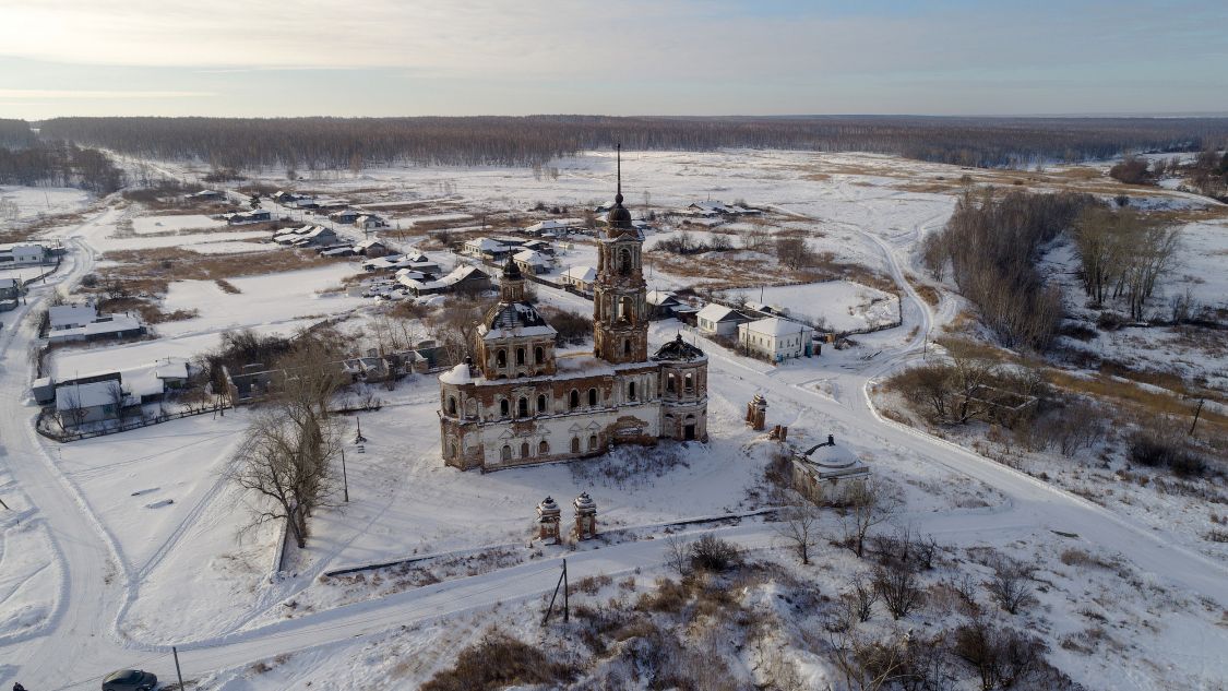 Першинское (Першино). Церковь Покрова Пресвятой Богородицы. общий вид в ландшафте