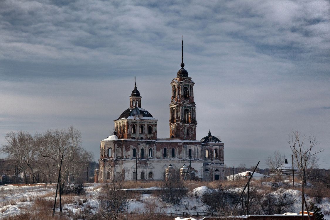 Першинское (Першино). Церковь Покрова Пресвятой Богородицы. общий вид в ландшафте