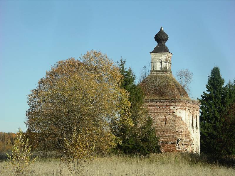 Воскресенское, урочище. Церковь Димитрия Солунского. общий вид в ландшафте