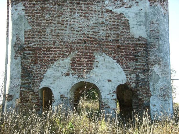 Воскресенское, урочище. Церковь Димитрия Солунского. архитектурные детали, Алтарная часть снаружи. По бокам видны следы - вероятно, здесь были ещё стены. В таком случае, алтарь разобрали? Непонятно. Фундамент мною найден не был.  Быть может, его разобрали вглубь земли, а потом там всё заросло? Или, может, его и не было вовсе? Не знаю.