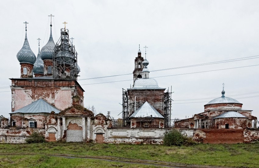 Васильевское. Ансамбль церквей Троицы, Николая Чудотворца и Грузинской иконы Божией Матери. общий вид в ландшафте