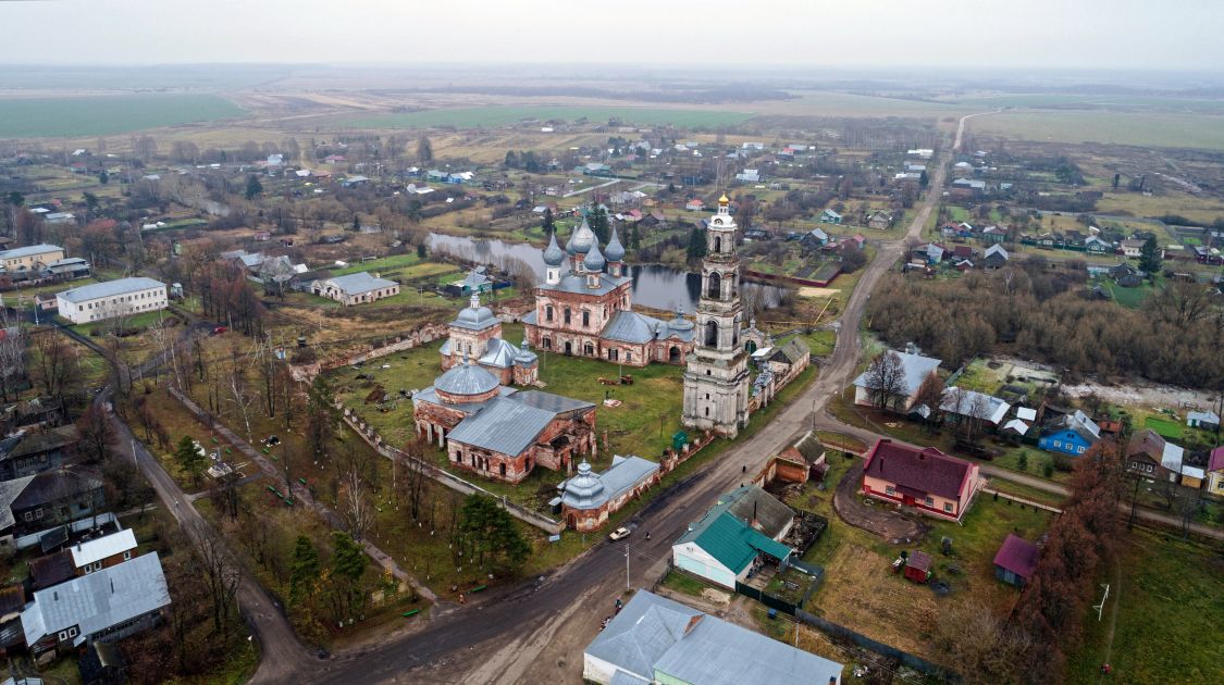 Васильевское. Ансамбль церквей Троицы, Николая Чудотворца и Грузинской иконы Божией Матери. общий вид в ландшафте