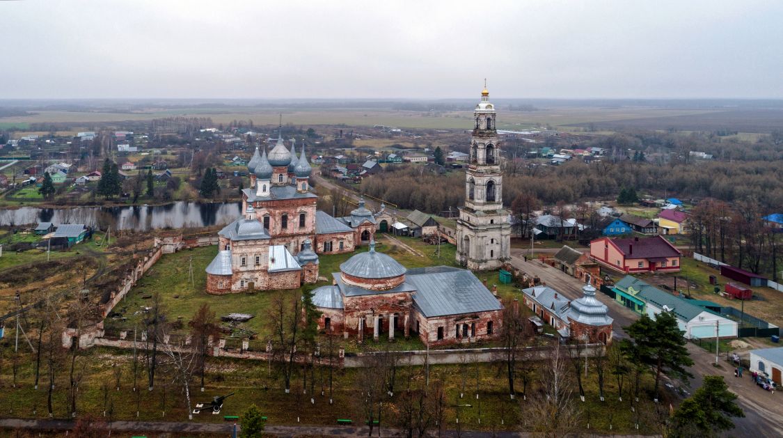 Васильевское. Ансамбль церквей Троицы, Николая Чудотворца и Грузинской иконы Божией Матери. общий вид в ландшафте