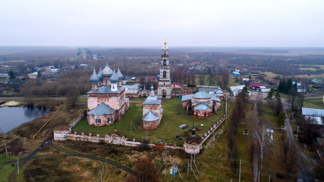 Ансамбль церквей Троицы, Николая Чудотворца и Грузинской иконы Божией Матери, Васильевское (Шуйский район, Ивановская область). общий вид в ландшафте