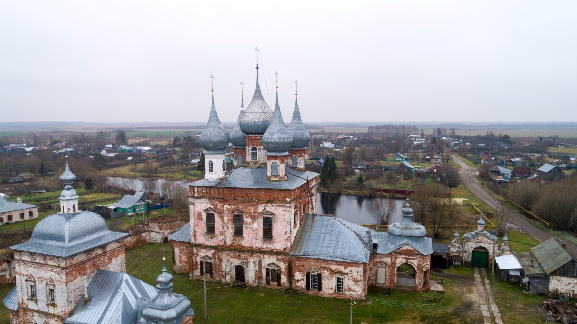 Васильевское. Церковь Троицы Живоначальной. общий вид в ландшафте
