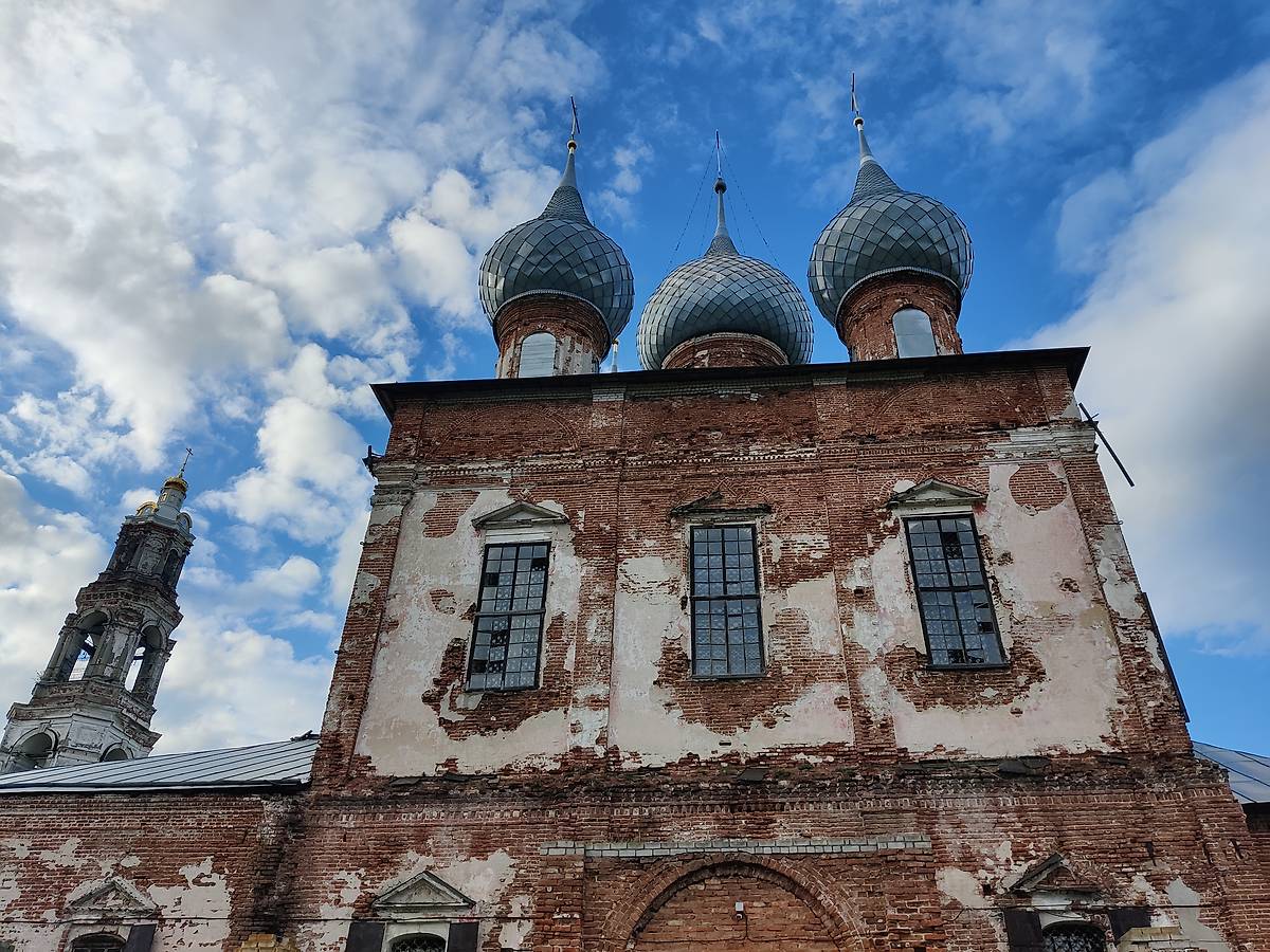 Общий вид с Юга, архитектурные детали. Церковь Троицы Живоначальной, Васильевское (Шуйский район, Ивановская область)