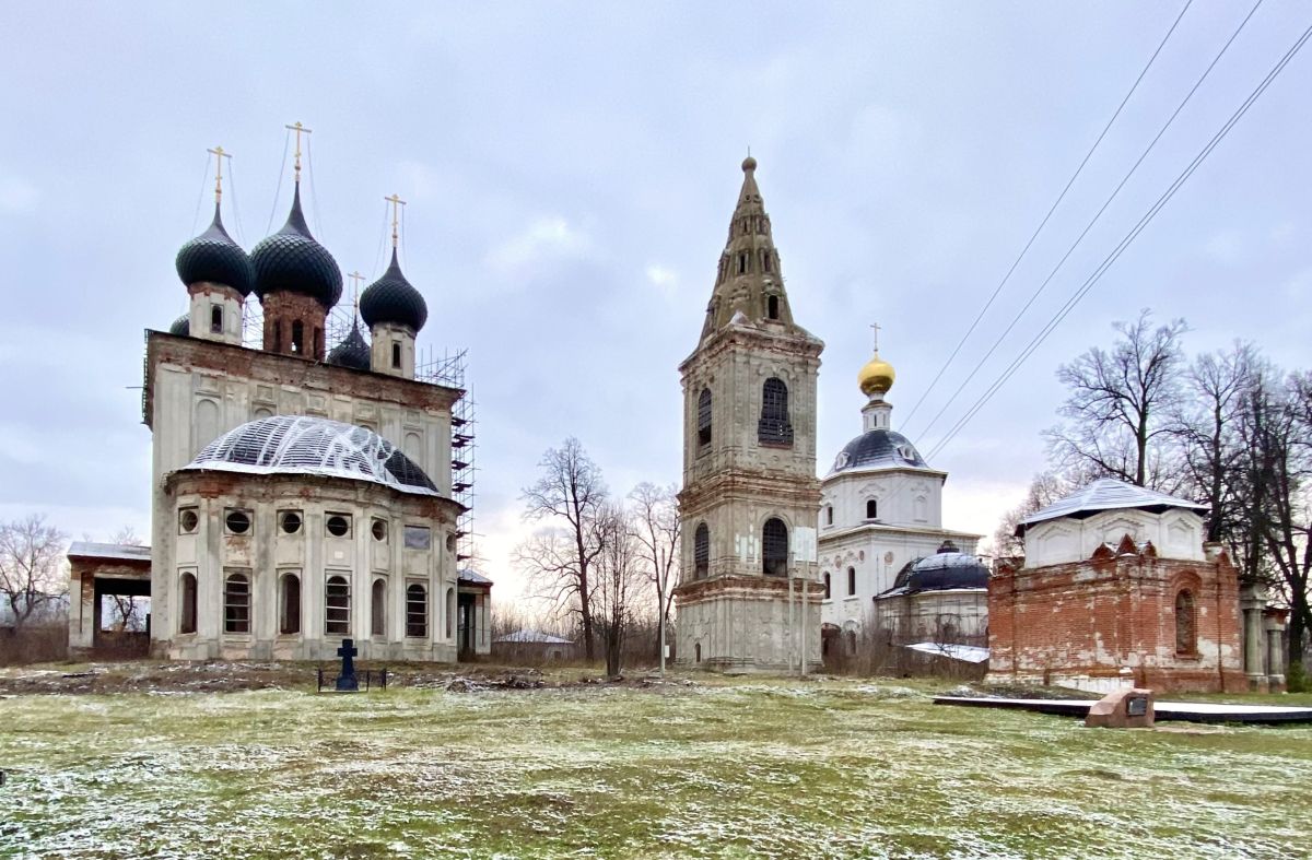 Храмовый комплекс. Церкви Троицы Живоначальной и Рождества Пресвятой Богородицы, Нижний Ландех (Пестяковский район, Ивановская область). фасады, Вид с юго-востока, справа часовня