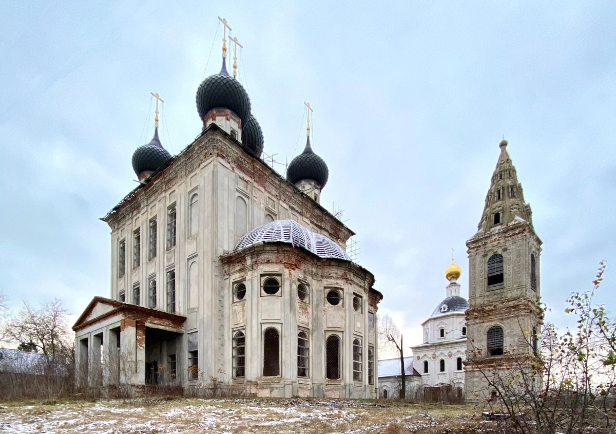 Нижний Ландех. Храмовый комплекс. Церкви Троицы Живоначальной и Рождества Пресвятой Богородицы. фасады, Вид с юго-востока, слева церковь Рождества Богородицы, правее за колокольней - Троицкая