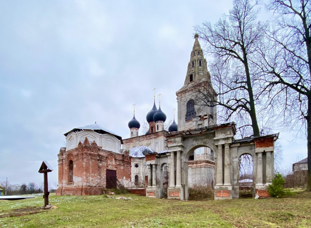 Храмовый комплекс. Церкви Троицы Живоначальной и Рождества Пресвятой Богородицы, Нижний Ландех (Пестяковский район, Ивановская область). дополнительная информация, Часовня и ворота