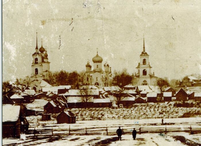 Храмовый комплекс. Церковь Вознесения Господня и собор Николая Чудотворца, Верхний Ландех (Верхнеландеховский район, Ивановская область). архивная фотография, Начало 20-го века. Слева направо - Вознесенская церковь, Никольский Собор, Ильинская церковь Фотография с сайта Вознесенского прихода посёлка Верхний Ландех voznesenie-vl.prihod.ru