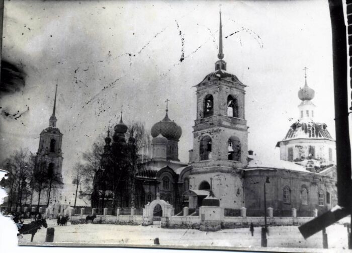 Храмовый комплекс. Церковь Вознесения Господня и собор Николая Чудотворца, Верхний Ландех (Верхнеландеховский район, Ивановская область). архивная фотография, Начало 20-го века. На переднем плане - Ильинская церковь, на заднем плане - Вознесенская церковь, в центре - Никольский собор. С сайта Вознесенского прихода посёлка Верхний Ландех voznesenie-vl.prihod.ru