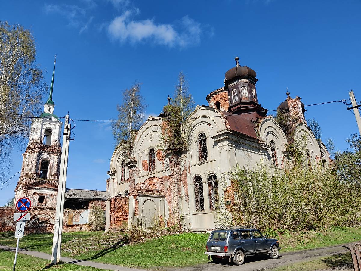 Общий вид ансамбля с Северо-Востока, фасады. Храмовый комплекс. Церковь Вознесения Господня и собор Николая Чудотворца, Верхний Ландех (Верхнеландеховский район, Ивановская область)