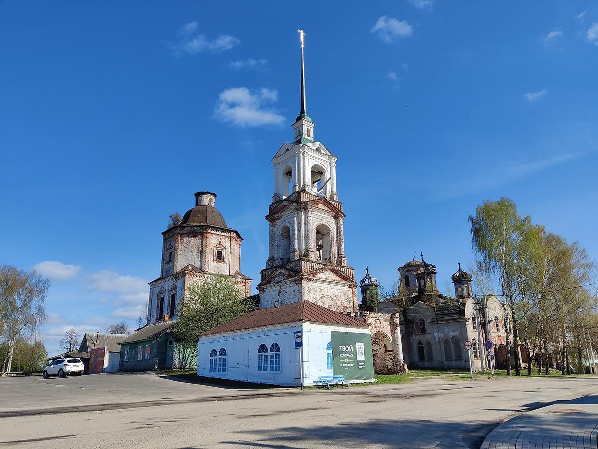 Общий вид ансамбля от дома культуры (с Северо-Востока), фасады. Храмовый комплекс. Церковь Вознесения Господня и собор Николая Чудотворца, Верхний Ландех (Верхнеландеховский район, Ивановская область)