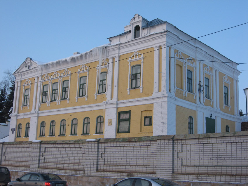 Иоанно-Предтеченский монастырь, Вахитовский район (Казань, город, Республика Татарстан). дополнительная информация, Настоятельский корпус (построен в конце XIX века)