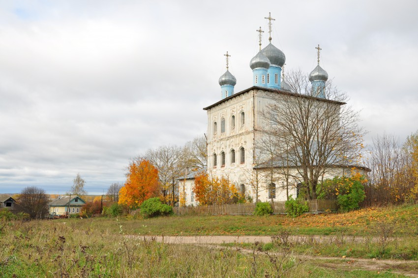 Церковь Тихвинской иконы Божией Матери, Сукромны (Бежецкий район, Тверская область). общий вид в ландшафте