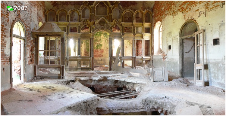 Церковь Казанской иконы Божией Матери, Корзино (Савинский район, Ивановская область). интерьер и убранство, Панорама интерьера церкви с сохранившимися остатками иконостаса. Перекрытие над отопительным подвалом в основном объёме проломлено