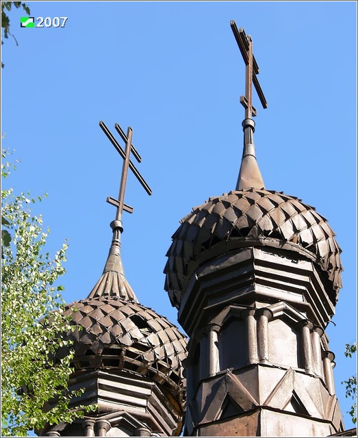 Церковь Казанской иконы Божией Матери, Корзино (Савинский район, Ивановская область). архитектурные детали, Юго-восточная боковая и центральная главы основного объёма по сравнению с остальными в лучшем состоянии