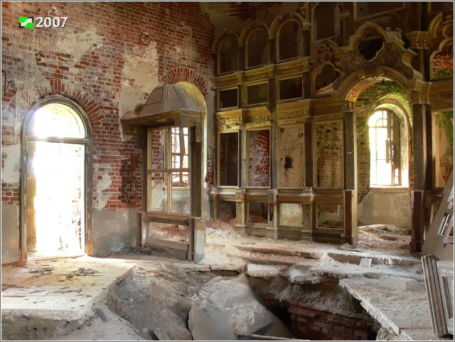 Церковь Казанской иконы Божией Матери, Корзино (Савинский район, Ивановская область). интерьер и убранство, Северный вход и северо-восточный угол четверика основного объёма в интерьере. Внизу проломленное перекрытие отопительного подвала.