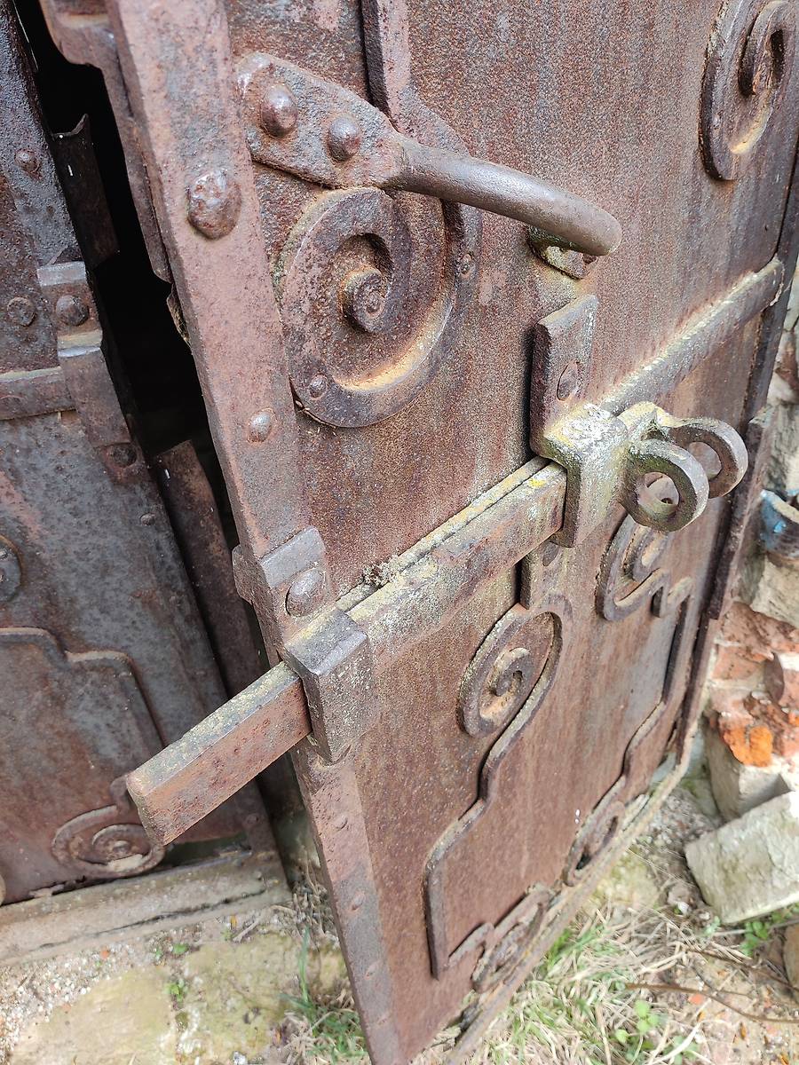 В экстерьере храма сохранились массивные кованные двери с засовами, дополнительная информация. Церковь Казанской иконы Божией Матери, Корзино (Савинский район, Ивановская область)