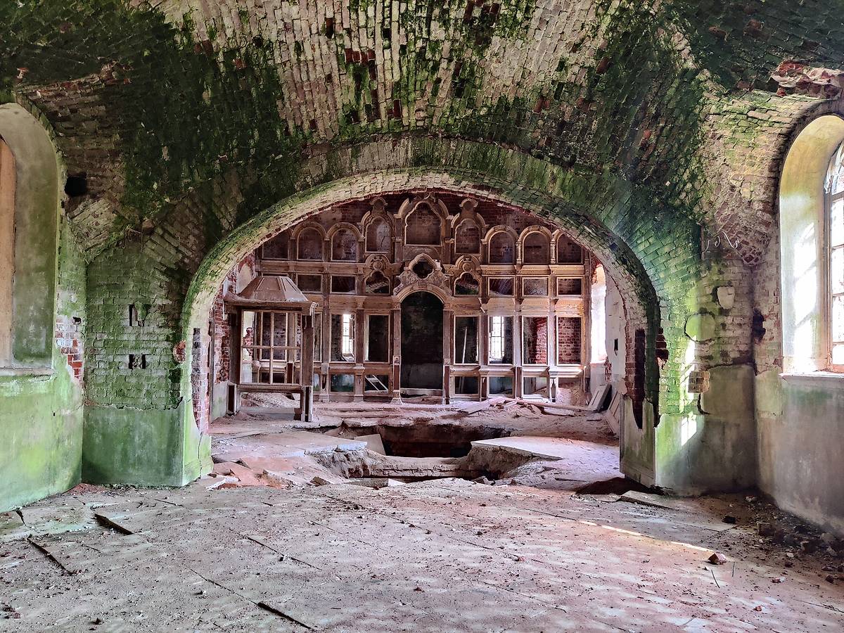 На трапезной части храма отсутствует крыша. Изнутри своды трапезной покрыты слоем мха и плесени. Своды находятся в аварийном состоянии., интерьер и убранство. Церковь Казанской иконы Божией Матери, Корзино (Савинский район, Ивановская область)