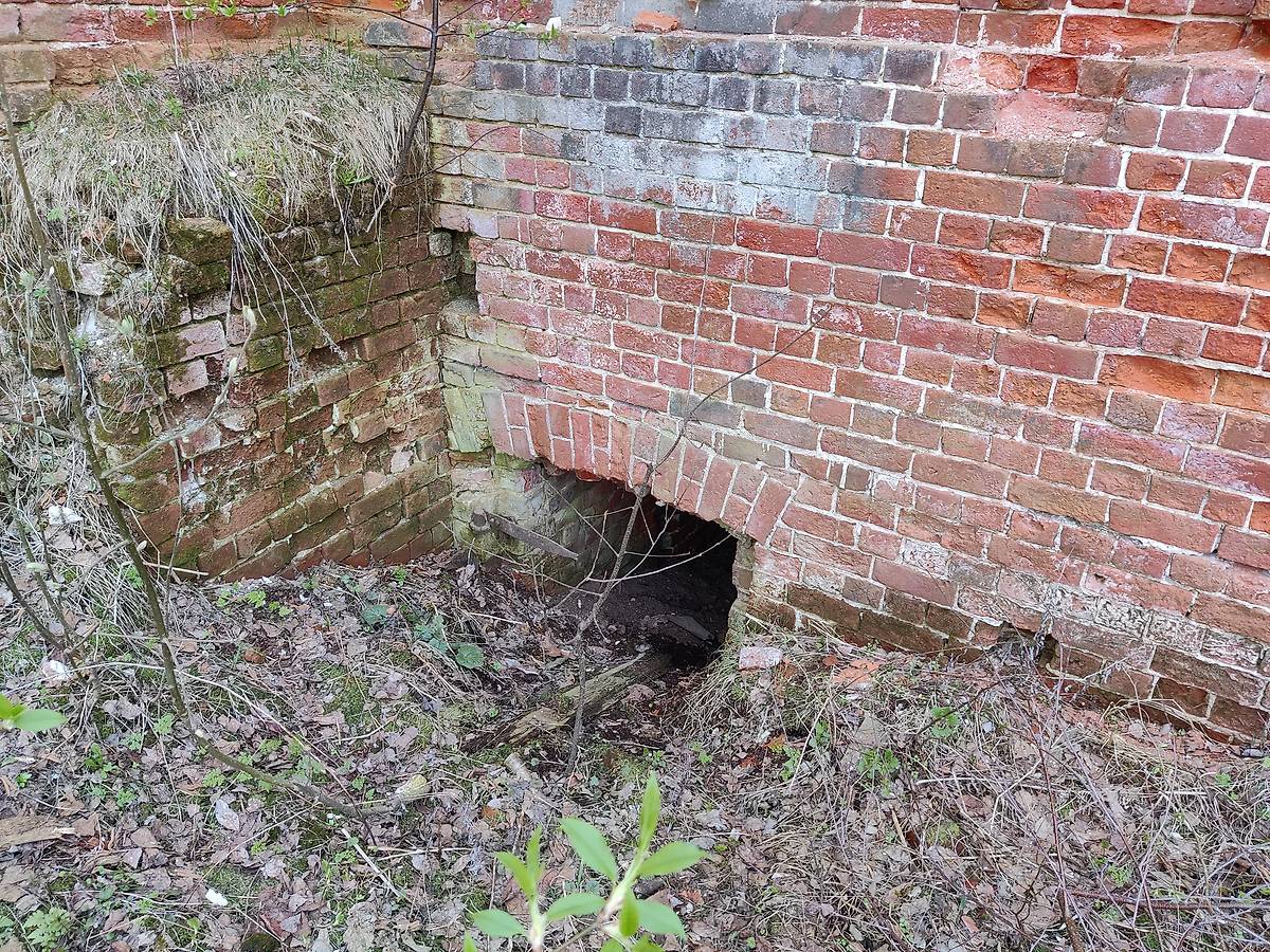 Заваленный вход в отопительный подвал. Расположен с северной части храма., архитектурные детали. Церковь Казанской иконы Божией Матери, Корзино (Савинский район, Ивановская область)