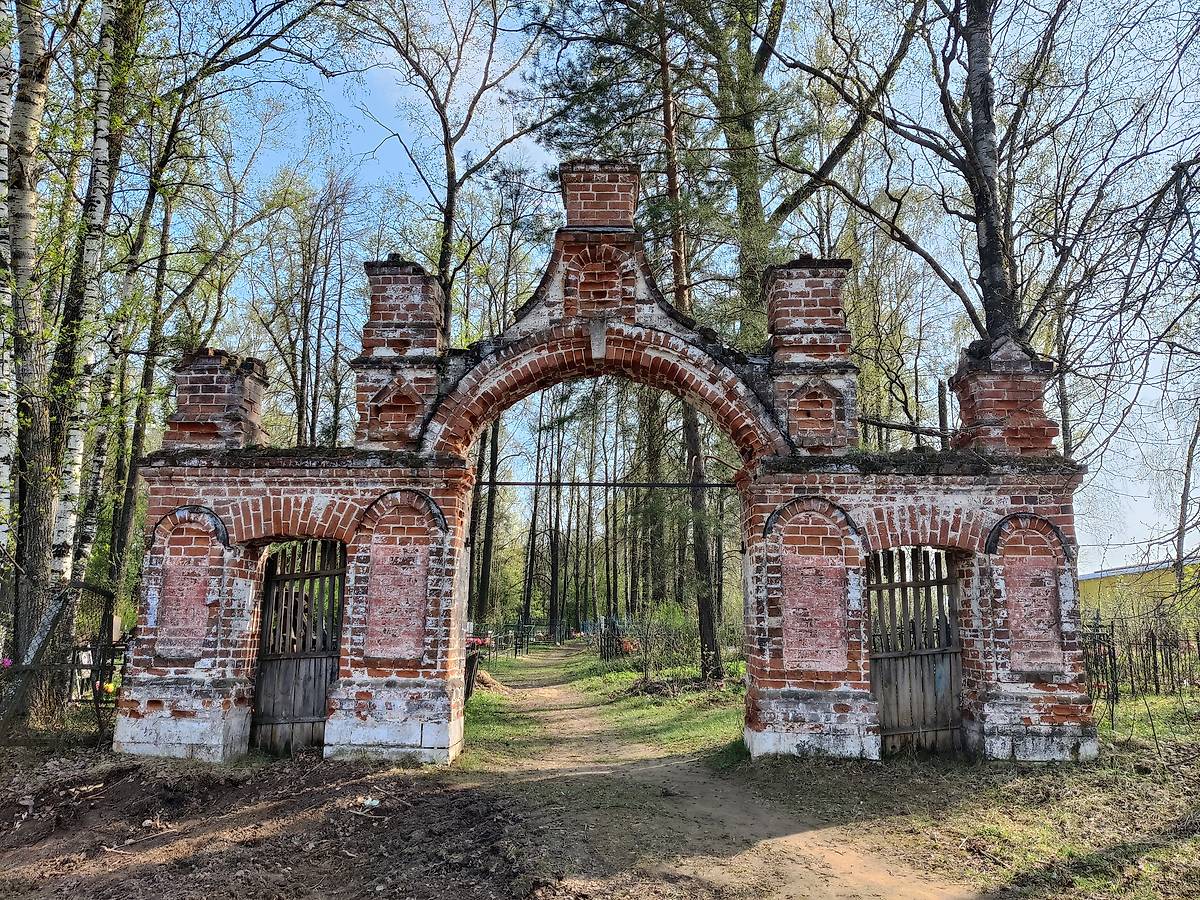 Святые ворота недалеко от храма при въезде на кладбище., дополнительная информация. Церковь Казанской иконы Божией Матери, Корзино (Савинский район, Ивановская область)