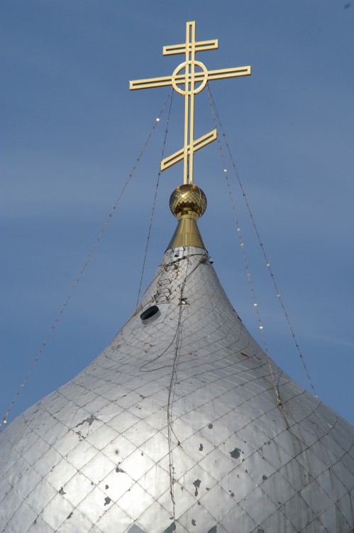 Собор Троицы Живоначальной, Рига (Рига, город, Латвия). архитектурные детали, Центральный купол с новым крестом.