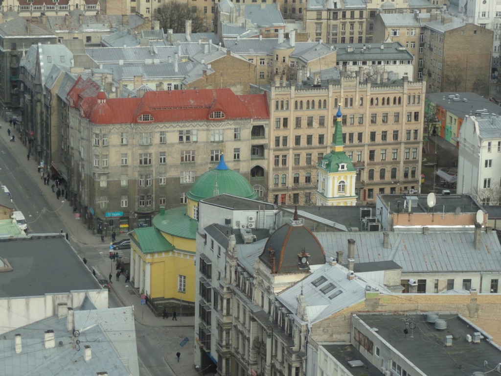 Рига. Церковь Александра Невского в честь победы России над Наполеоном. общий вид в ландшафте