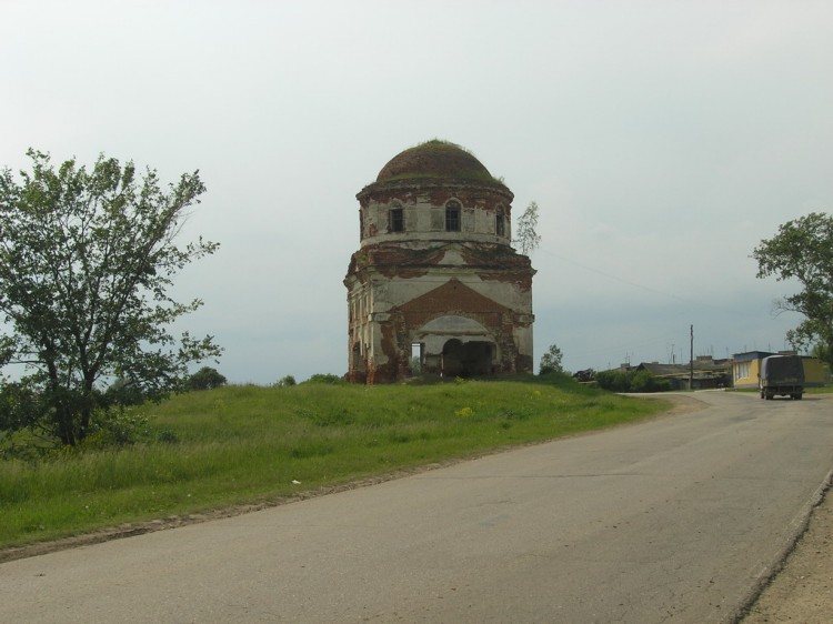 Церковь Вознесения Господня, Стрелка (Вадский район, Нижегородская область). дополнительная информация, Жуткий пролом в стене на месте где был алтарь