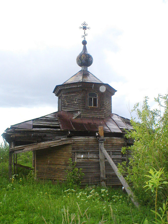 Часовня Рождества Пресвятой Богородицы ?, Лесище (Сланцевский район, Ленинградская область). фасады, Часовня в д. Лесище. 2004.
