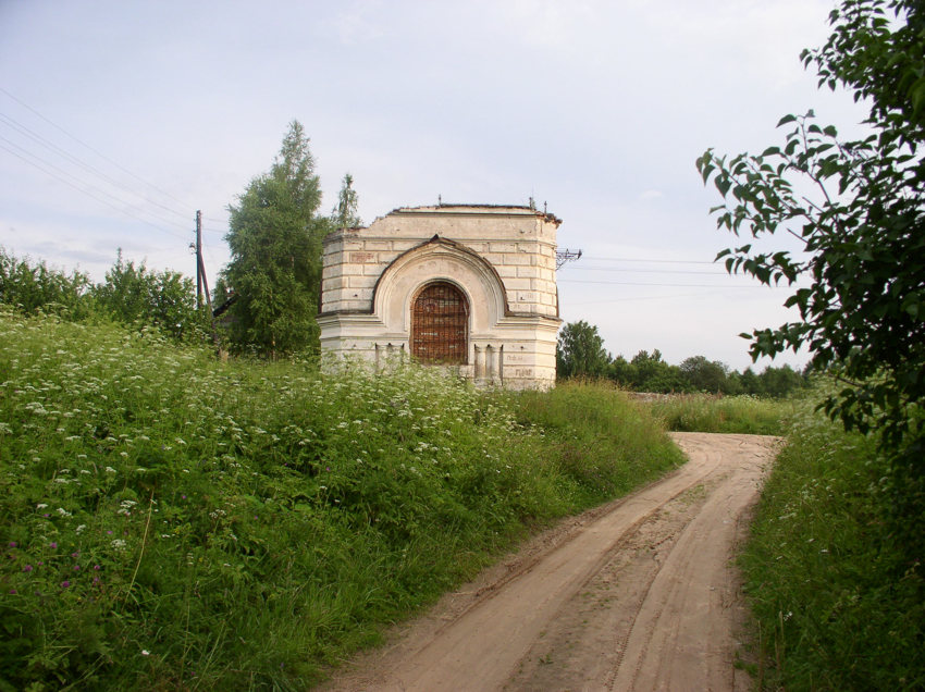 Часовня Рождества Пресвятой Богородицы, Кошелевичи (Сланцевский район, Ленинградская область). общий вид в ландшафте, Часовня в д. Кошелевичи.