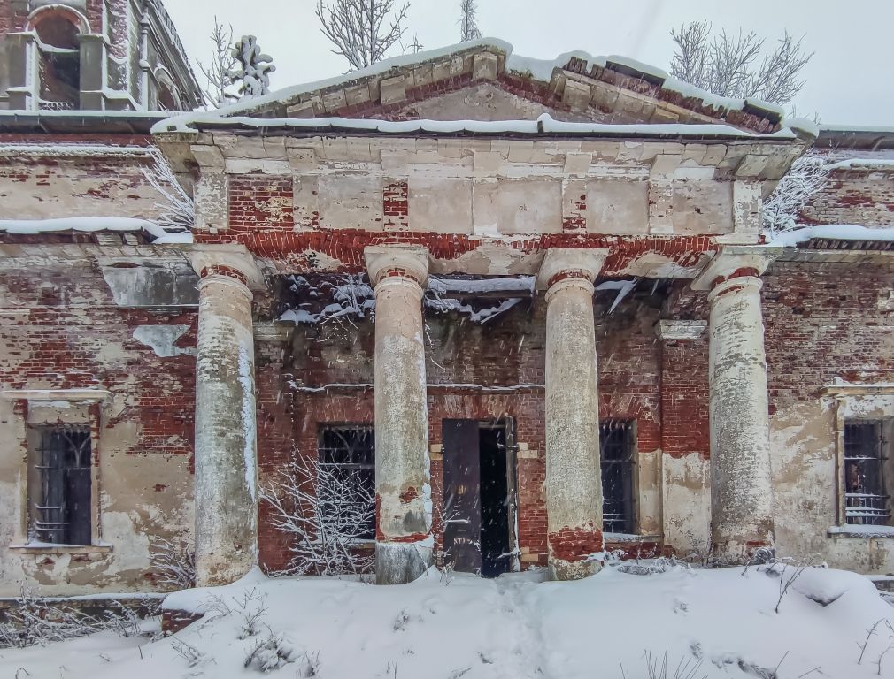 Церковь Троицы Живоначальной, Микшино (Лихославльский район, Тверская область). архитектурные детали, Портик и вход южного фасада