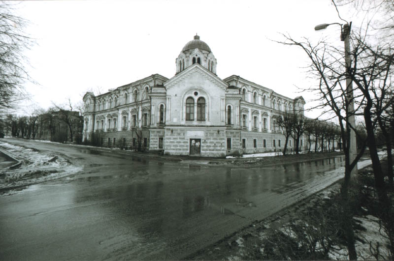 Домовая церковь Рождества Пресвятой Богородицы при бывшей Николаевской мужской гимназии, Пушкин (Царское Село) (Санкт-Петербург, Пушкинский район, г. Санкт-Петербург). общий вид в ландшафте