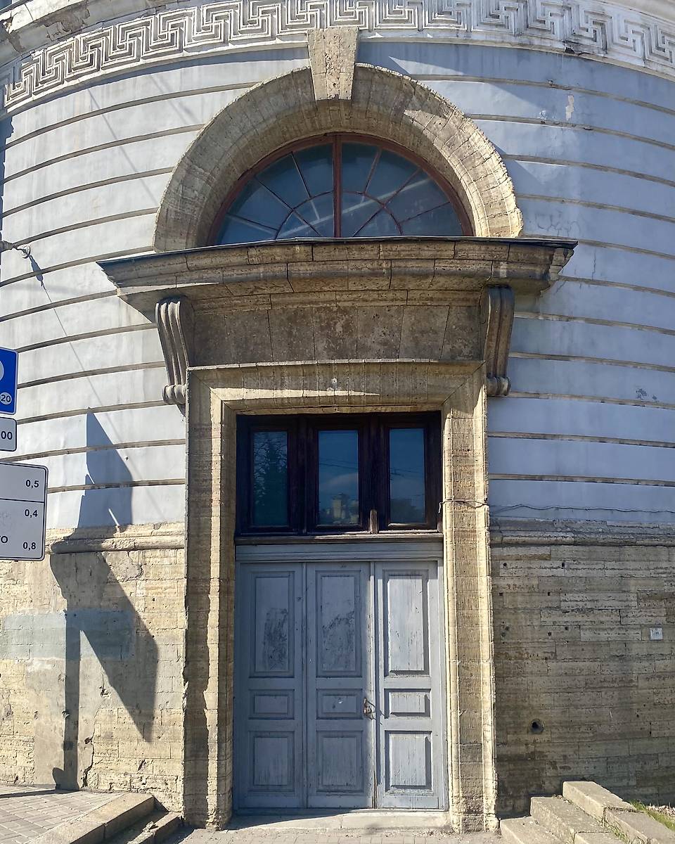 Центральный вход, архитектурные детали. Домовая церковь Петра и Павла при бывшем женском отделении Обуховской больницы, Адмиралтейский район (Санкт-Петербург, г. Санкт-Петербург)