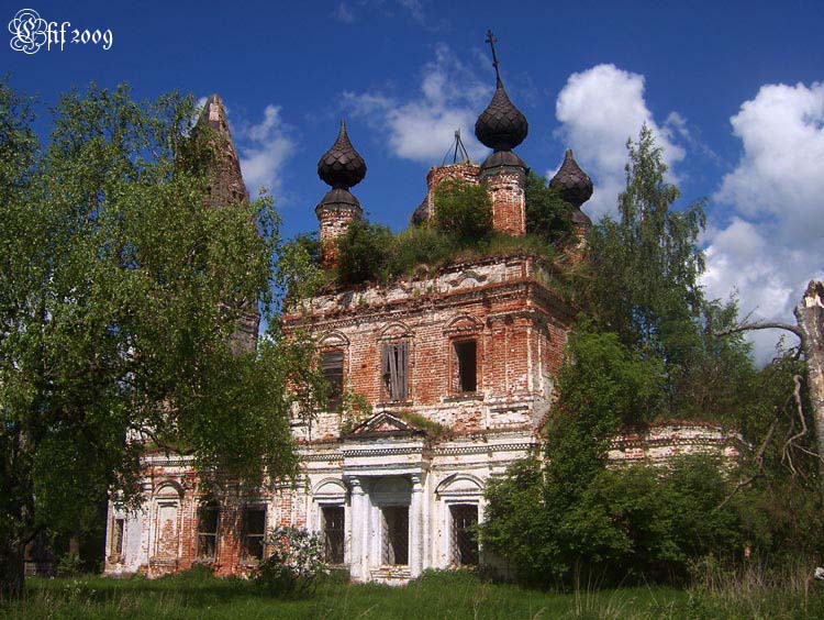 Березники. Церковь Чуда Михаила Архангела. общий вид в ландшафте