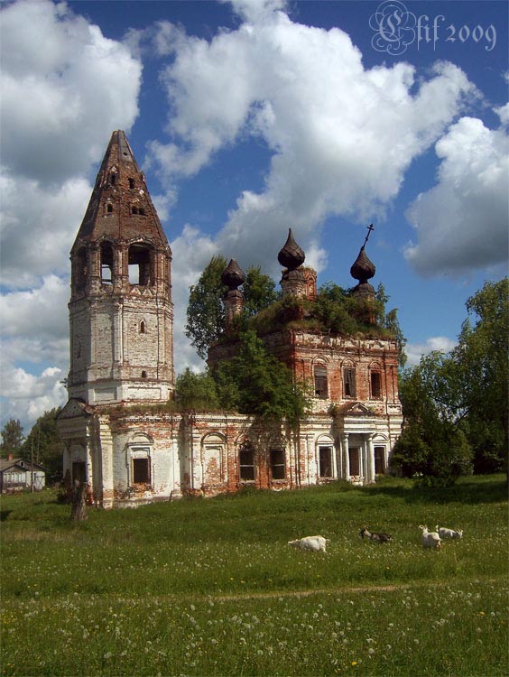 Березники. Церковь Чуда Михаила Архангела. общий вид в ландшафте
