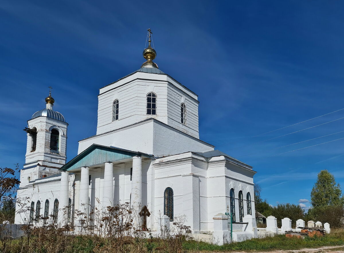 Церковь Троицы Живоначальной, Заястребье (Судогодский район, Владимирская область). общий вид в ландшафте, Вид с юго-востока