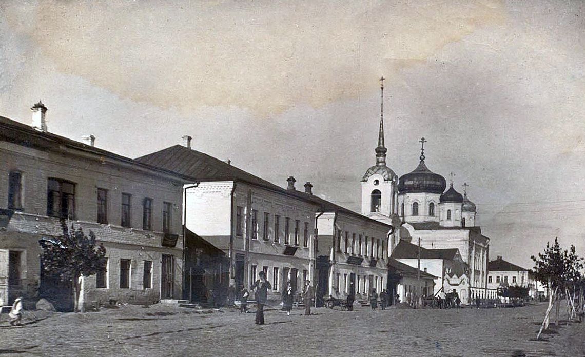 Собор Екатерины, Судогда (Судогодский район, Владимирская область). архивная фотография, Фотография с видом купеческих особняков и собора Екатерины. Фотоснимок выполнен в нач. ХХ века