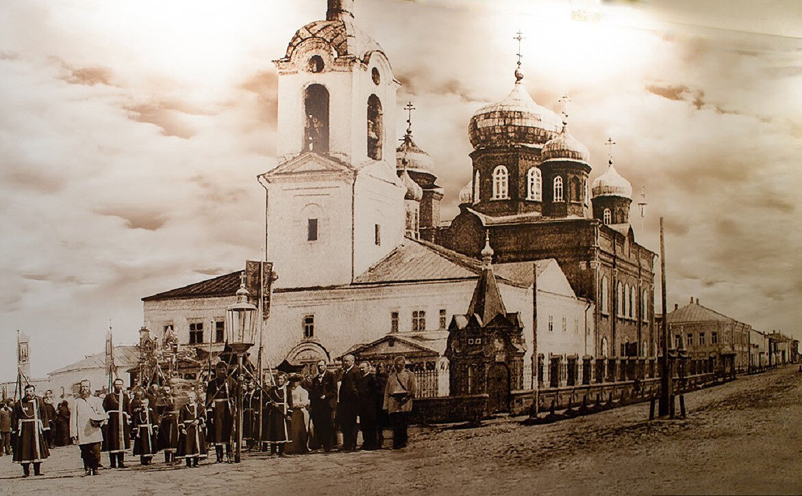 Собор Екатерины, Судогда (Судогодский район, Владимирская область). архивная фотография, Фотография нач. ХХ века. На первом плане - Хоругвеносцы.