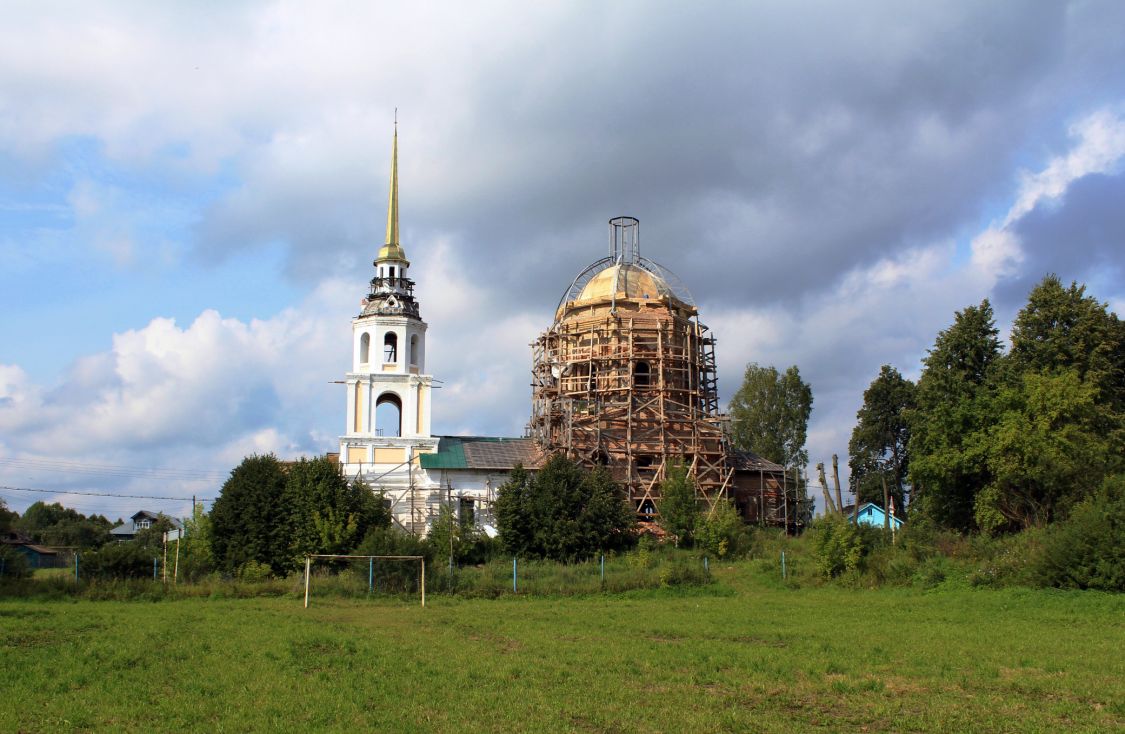 Ивашево. Церковь Спаса Нерукотворного Образа. общий вид в ландшафте