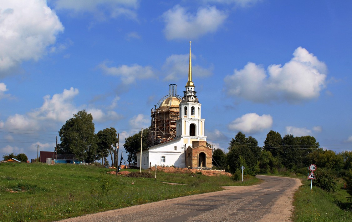 Ивашево. Церковь Спаса Нерукотворного Образа. общий вид в ландшафте