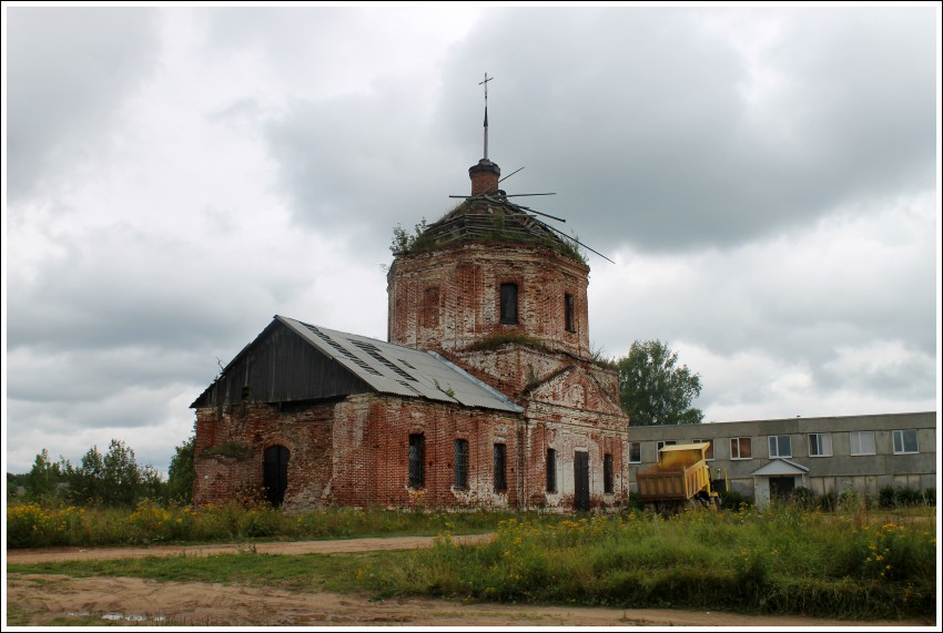 Мирславль. Церковь Николая Чудотворца (Иверская). общий вид в ландшафте