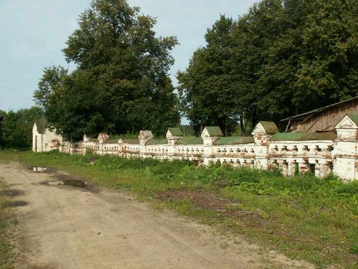 Храмовый комплекс. Церкви Троицы Живоначальной и Введения во храм Пресвятой Богородицы, Холуй (Южский район, Ивановская область). дополнительная информация, Ограда