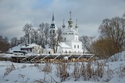 Холуй. Храмовый комплекс. Церкви Троицы Живоначальной и Введения во храм Пресвятой Богородицы