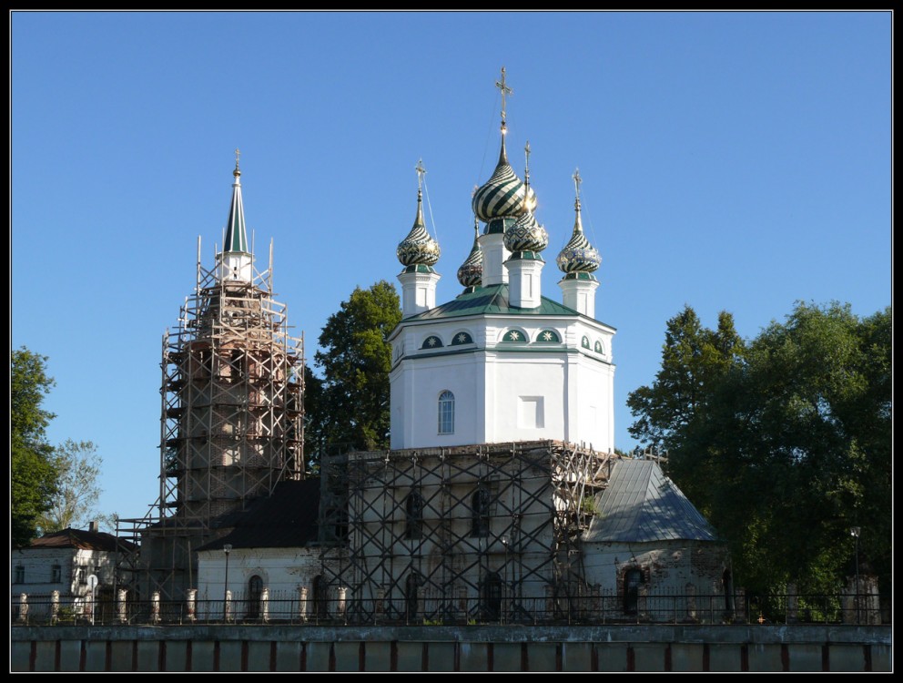 Холуй. Церковь Троицы Живоначальной. фасады