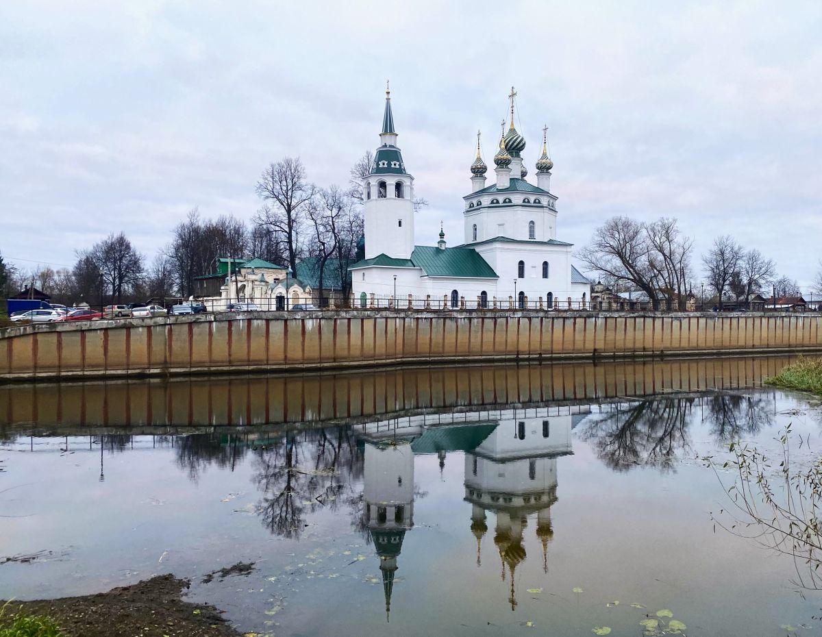 Церковь Троицы Живоначальной, Холуй (Южский район, Ивановская область). фасады, Вид с юга через Тезу