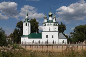 Холуй. Церковь Троицы Живоначальной