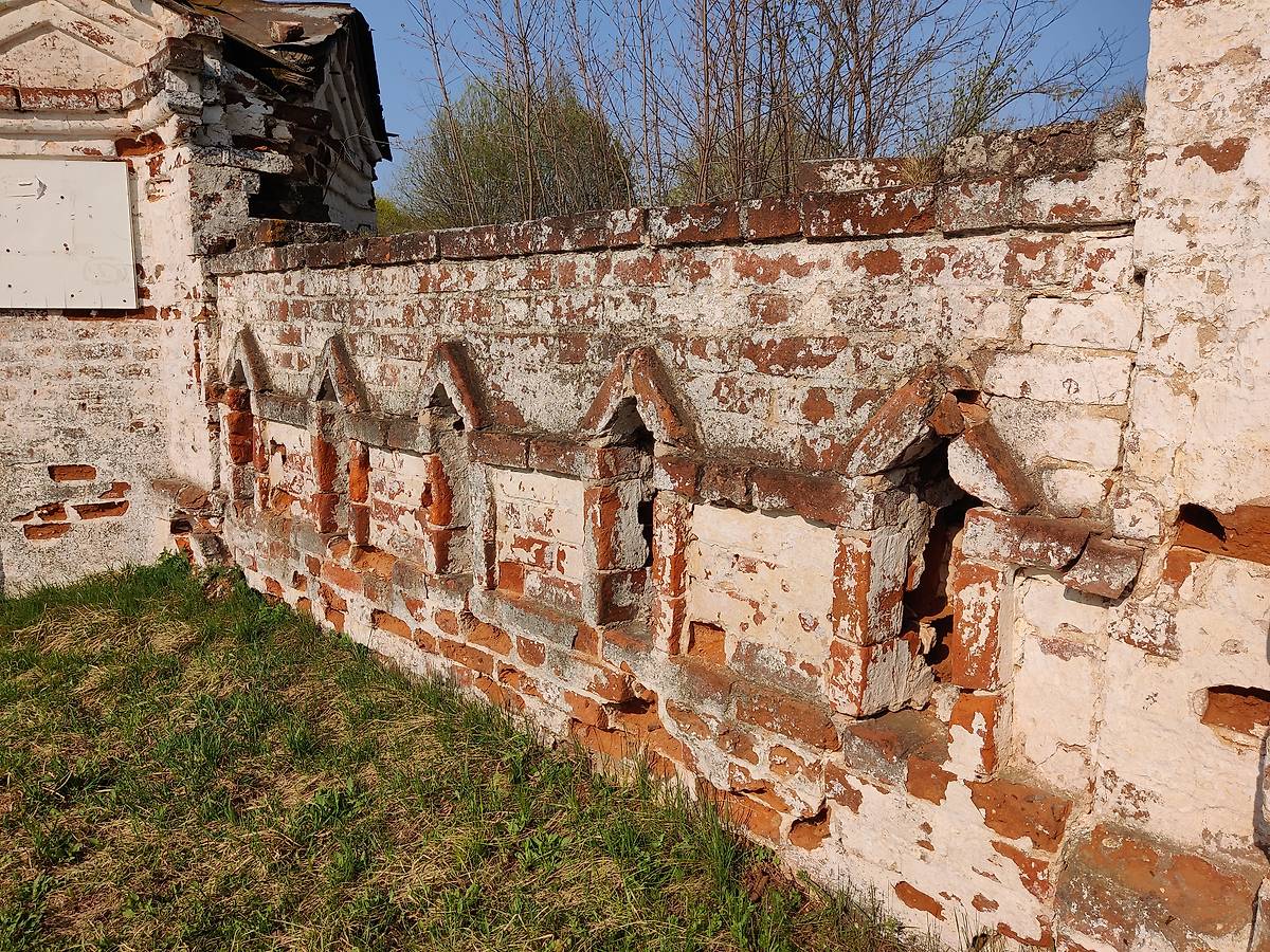 Архитектурные детали ограды рядом с центральным входом на территорию храма., дополнительная информация. Церковь Рождества Пресвятой Богородицы, Шапкино (Савинский район, Ивановская область)