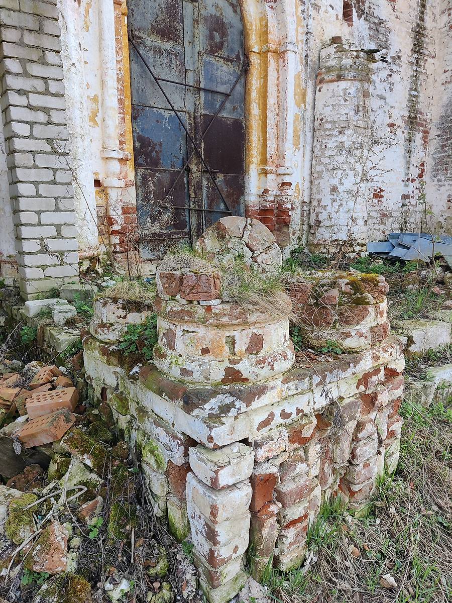 Остатки колонн северного притвора., архитектурные детали. Церковь Рождества Пресвятой Богородицы, Шапкино (Савинский район, Ивановская область)