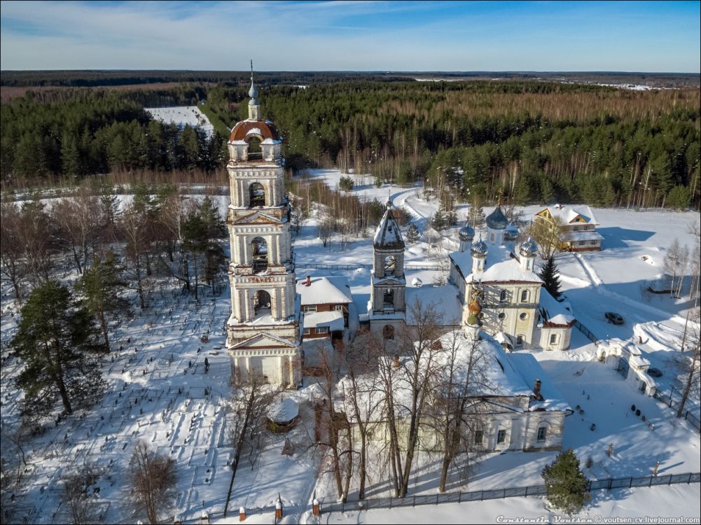 Храмовый комплекс. Церкви Димитрия Солунского и Митрофана Воронежского, Погост Дмитрия Солунского (Ильинский район, Ивановская область). общий вид в ландшафте